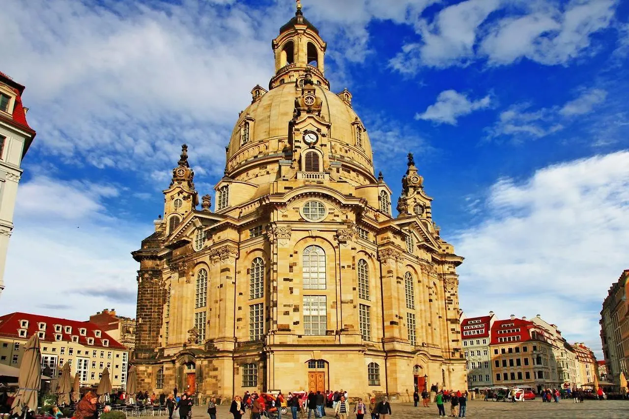 Schones Zimmer Naher Bahnhof Neustadt Dresden Zentral Wlan